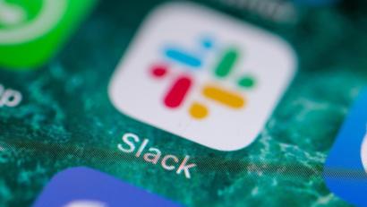 Bild: Fabian Sommer/dpa
Der Bildschirm eines iPhones zeigt die Messenger-App Slack.