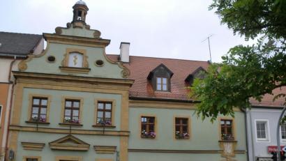 Bild: sh
350 Jahre alt und immer noch wunderschön: So präsentiert sich das alte Rathaus heute im Herzen von Schnaittenbach.