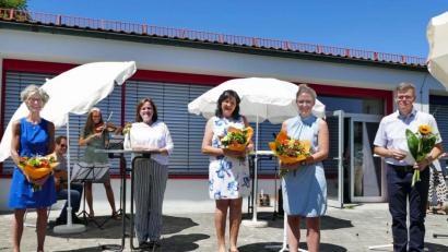 Bild: wbe
Zum Schuljahresende heißt es an der Jahn-Grundschule für ein Qzartett, Abschied zu nehmen. Vorne von links Konrektorin Sabine Lubich, Schulleiterin Andrea Dechant, Lydia Vecarro, Katharina Funke und Martin Melchner;
im Hintergrund das Duo "Na Dann", Nadine Hofmann und Andreas Fischer.