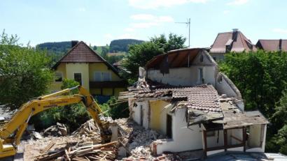 Bild: fpoz
Das ehemalige Schwesternwohnheim wird dem Erdboden gleichgemacht. Auf dem Gelände entsteht das Kinderkrippen-Provisorium.