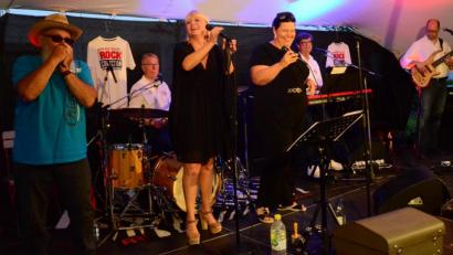 Bild: Kunz
Eine großartige Besetzung: "Rock Connection & Friends" begeistern auf der Sommerserenaden-Bühne im Innenhof der Regionalbibliothek.