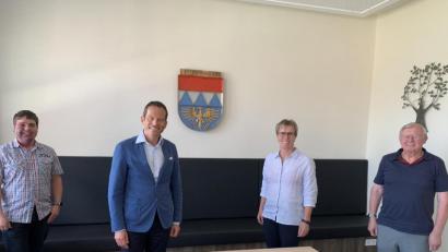 Bild: ner
CSU-Fraktionssprecher Andreas Heinz (von links), MdB Albert Rupprecht, Krummennaabs Bürgermeisterin Marion Höcht und CSU-Ortsvorsitzender Reinhard Naber.