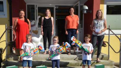 Bild: dob
Mit der Schultüte in der Hand und der Sammelmappe, in der sämtliche kreativen Arbeiten der Kindergartenzeit festgehalten sind, wurden Benedikt Schatz, Anne Malzer und Tim Maier (vorne, von links nach rechts) von Leiterin Birgit Zant (links) und dem Team verabschiedet. Der "Rauswurf" wurde zu einem bewegenden Augenblick für Kinder, Erzieher aber auch Eltern.