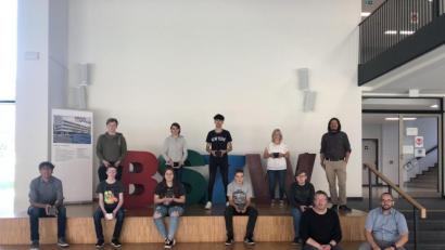 Bild: Matthias Burger/exb
Die Schüler der Mittelschule Wiesau präsentieren die im Berufsschulzentrum gefertigten Würfel. Mit im Bild Thomas Metzler, Schulleiter des BSZ Wiesau (links) sowie (von rechts) Andreas Büttner, Matthias Burger, Manfred Sladky und Andrea Schiml, Schulleiterin der Mittelschule Wiesau.