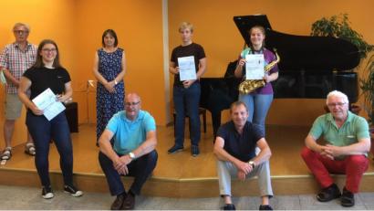 Bild: jst
Auf dem Foto sind (von links) Hartmut Gebelein (Theorie), Hannah Mayer, Marie Langgärtner (Klavier), Georg Obermaier (Klarinette/Saxofon), David Daniel, Joachim Steppert, Luisa Ulrich und Richard Waldmann.