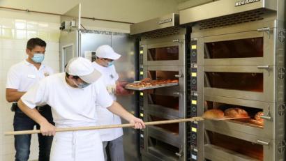 Bild: exb
Auszubildende im Bäckerhandwerk an der Europa-Berufsschule Weiden zeigen ihr Können.