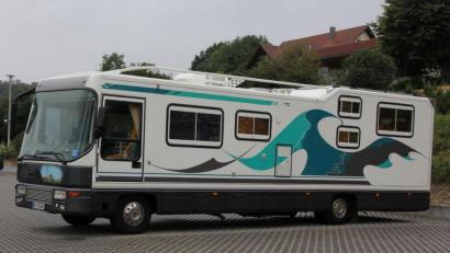 Bild: kro
Wer solch ein stattliches Wohnmobil fahren will, sollte schon einige Erfahrung vorweisen können, zumal es seitenwindempfindlich ist. Also lieber etwas defensiver fahren, rät Schuller.
