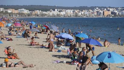 Symbolbild: Clara Margais
Im Mallorca-Urlaub hat sich eine Familie mit dem Coronavirus infiziert.