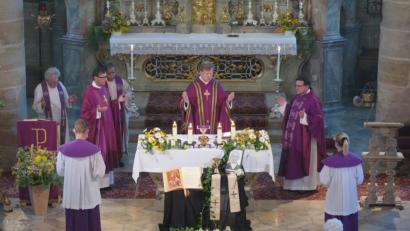 Bild: jzk
Das Gedenkrequiem für Pater Richard Schöpf zelebrierte Stadtpfarrer Thomas Kraus (Zweiter von rechts). Domkapitular Thomas Pinzer (Dritter von links) hielt die Traueransprache.
