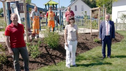 Bild: gac
Bauhof, Stadtgärtnerei und Bauverwaltung haben beim neuen Spielplatz gut zusammengearbeitet. Von links Holger Bentele (Stadtgärtnerei), Erwin Thurner (Leiter Bauhof) und Peter Pfortner (Bauhof), Klaus Herbst (Leiter Stadtgärtnerei), Christine Schaller-Kokesch (Bauverwaltung) und Bürgermeister Michael Göth.