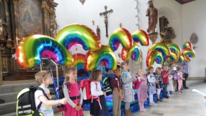Bild: öt
Mit ihren Regenbogen-Ballons in der Hand sangen die Vorschulkinder zum Ende der Andacht „Komm lass uns die Welt bemalen in Regenbogenfarben“.