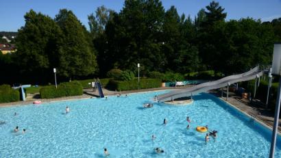 Bild: bey
Im Nichtschwimmerbecken des Pleysteiner Freibads tummelten sich vor Corona weitaus mehr Menschen. Bademeister Hubert Rewitzer ist mit den Besucherzahlen zufrieden, besonders auffallend ist, dass viele auswärtige Besucher in der Pleysteiner Freizeiteinrichtung Erholung und Ausgleich finden wollen.