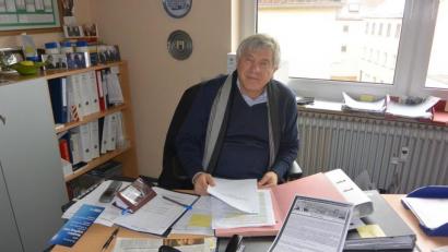 Bild: Christian Biersack/exb
Trotz vieler wegen Corona geplatzter Termine ist Bundestagsabgeordneter Alois Karl, hier in seinem Büro in Neumarkt, gut mit Arbeit eingedeckt, wie er selbst sagt.