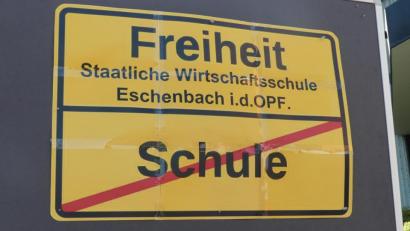 Bild: rn
Die Abschlussprüfungen sind geschafft und für die Eschenbacher Wirtschaftsschüler beginnt ein neuer Lebensabschnitt. Dazu weist ein "Ortsschild" den Absolventen in einem Auto-Konvoi den Weg in die Freiheit.