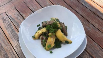 Bild: Michael Schiffer
Zum Schluss werden die Mangostückchen mit dem Saft und dem restlichen Portwein eingerührt und alles zusammen noch drei Minuten gedünstet.