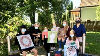 Bild: Mittelschule Waldsassen/exb
Die Mädchen und Buben der Mittelschule Waldsassen im Sommeratelier zusammen mit Annette Hähnlein (rechts)