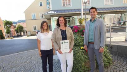 Bild: frd
Bürgermeister Rudolf J. Teplitzky (rechts) und Lea Thannhäuser freuen sich, dass sie mit Petra Zach nicht nur eine neue Mitarbeiterin, sondern auch eine neue Standesbeamtin in ihren Reihen haben.