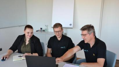 Bild: Tobias Gräf
Alte Produktionsanlagen von Industriebetrieben müssen nicht weggeworfen werden – mit Retrofit können sie wieder fit gemacht werden. Doch das Upcycling der Anlagen bedeutet viel Vorbereitungsarbeit für Projektmanagerin Viktoria Sidorkin, Geschäftsführer Daniel Abraham und Elektrokonstrukteur Martin Ruhland von Abraham Automation.