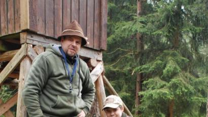 Bild: privat
Jagdpächter Rainer Bayer ist im Revier Guttenberg mit seinem Sohn Luca unterwegs zur Wildfütterung. Nicht dabei fehlen darf natürlich Aron, der siebenjährige braune Wachtelhund.