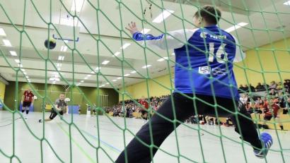 Archivbild: Ziegler
Als die Welt noch in Ordnung war, gewann der HC Sulzbach (im Bild Torhüter Martin Feldbauer bei einem Siebenmeter von Marek Nachtman) das Derby der Handball-Bezirksoberliga bei der HG Amberg mit 27:24. Das Rückspiel Ende März wurde wegen der Coronakrise schon nicht mehr ausgetragen.
