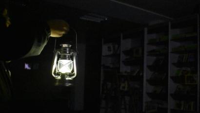 Bild: sbt
Nur mit einer kleinen Lampe als Lichtquelle, müssen die Besucher des Escape Rooms gemeinsam knifflige Rätsel lösen.
