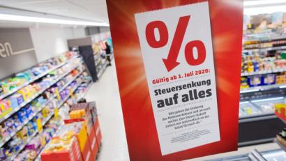 Bild: Rolf Vennenbernd/dpa
Die Absenkung der Mehrwertsteuer scheint einen positiven Effekt auf das Konsumverhalten der Deutschen zu haben.