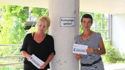 Bild: Williamson, Dagmar 
Hanna Regina Uber (links) und Michaela Peter haben ihren Parkschein gelöst. „LEVEL 2020“, das 8. Kunst-Symposium kann beginnen.