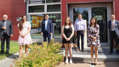 Bild: weu
Studiendirektor Thomas Schiller (rechts) freute sich, als Ehrengäste den stellvertretenden Landrat Richard Tischler, Bürgermeister Rudolf Teplitzky und den stellvertretenden Schulleiter des BSZ Schwandorf, Johann Bauer (von links), zur Verabschiedung begrüßen zu können. Als beste Schülerinnen des Fachbereichs Sozialpflege wurden Sophie Pamler (1,67), Julia Becher (1,67) und Denissa Hasmasan (1,55) (von links) geehrt.