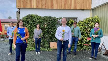 Bild: Eichl
Die neue Vorstandschaft des Neustädter Kreisverbandes von Bündnis 90/Die Grünen: Barbara Müller und Martin Völkl (vorn), Harald Neumann, Daniela Sauer, Johannes Bröckl und Hanna Rauh (hinten von links).