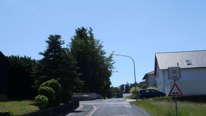 Bild: bjp
Trotz rechtlicher Unklarheiten: Tempobegrenzungen zu beachten, tut auch jetzt dem Geldbeutel gut. Denn auch jetzt wird geblitzt, und spätestens nach Bereinigung des derzeitigen Bußgeldkatalog-Wirrwarrs flattert der "Liebesbrief" der Bußgeldstelle ins Haus.