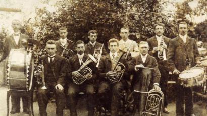 Bild: Witt Firmenarchiv
Die Blaskapelle Reuth im Jahr 1912. Vorne Zweiter von links der Jungunternehmer Josef Witt.