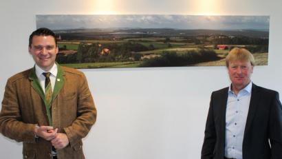 Bild: exb
Bürgermeister Markus Schiesl (rechts) stattete Landrat Thomas Ebeling seinen Antrittsbesuch ab.