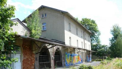 Bild: kgg
Eine Wohnung im Bahnhof Waldsassen soll künftig als Jugendtreff genutzt werden. Mitglieder des Jugendstadtrats haben bereits mit den Arbeiten begonnen.