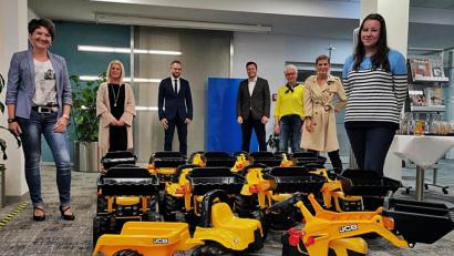 Bild: R. Kreuzer
Die Vertreterinnen der fünf Kindergärten freuen sich über die Spielzeugtraktoren von (hinten, von links) Tobias Hero und Tobias Stemmer