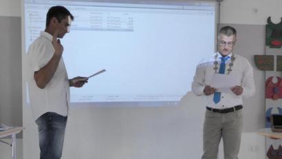 Bild: fsb
Bürgermeister Dietmar Schaller (rechts) vereidigt den neuen Ortssprecher Matthias Bauer aus Engleshof.