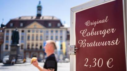 Bild: Nicolas Armer/dpa
Bratwurst ist nicht gleich Bratwurst, viele Städte in Franken bieten ihre ganz eigenen Kreationen an, so auch Coburg.