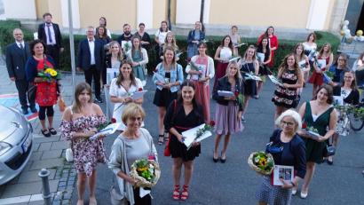 Bild: Dobmeier
Die Erzieher schafften eine ungewöhnliche Ausbildung in der Corona-Zeit. Die Lehrer Anneliese Cipa (vorne, rechts) und Inge Pecher (vorne, links) werden von der Caritas-Fachakademie für Sozialpädagogik mit Blumensträußen verabschiedet.