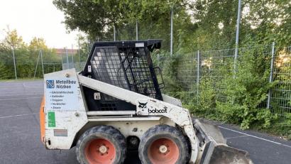 Bild: piam
Mit einem Taschenmesser schlossen Jugendliche den Radlader kurz und fuhren damit auf dem Hockeyplatz in der Von-Scheffel-Straße herum.