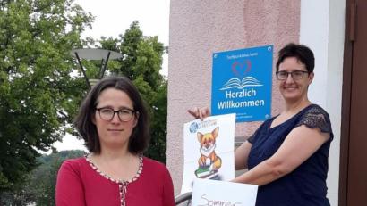 Bild: exb
Lydia Wetzel vom Mehrgenerationenhaus und Doris Baumann von der Stadtbücherei St. Michael laden alle zum Lesen in den Ferien ein.