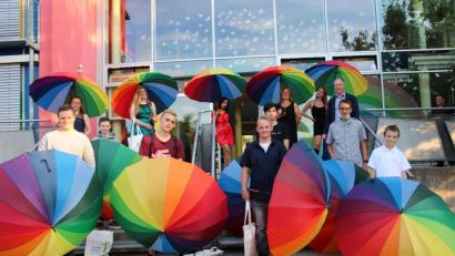 Bild: prh
Elf Schülerinnen und Schüler der St. Felix Schule meistern den Hauptschulabschluss. Bei der Abschlussfeier erhalten sie von Rektor Rainer Hetz (hinten rechts) bunte Schirme in allen Farben des Regenbogens.
