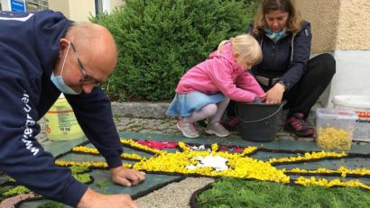 Bild: gri
An Fronleichnam haben Mitglieder des HKV Freudenberg heuer den Blumenteppich bei der Nepomukkapelle gelegt.