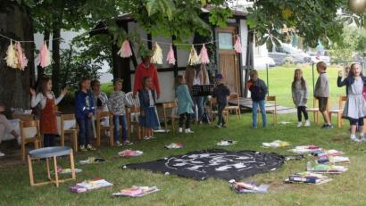 Bild: wro
Statt wie sonst in der Kirche verabschiedeten sich die Buben und Mädchen im Freien von ihrem "Haus der Kinder Sankt Elisabeth". Danach lud man die Gäste zu einer kleiner Kindergarten-Feier ein, um das Sommerfest wenigstens im kleinen Rahmen nachzuholen.