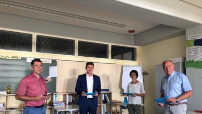 Bild: Michael Lassen
Thomas Wiedenbauer (von links), Florian Fuchs, Eva Hampel und Bürgermeister Roland Strehl ziehen Bilanz auf dem Weg zur „Digitalen Schule“.