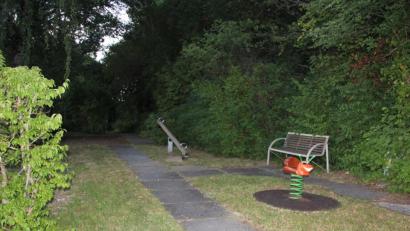 Bild: kro
Der Kinderspielplatz (Bild) neben der Grundschule wird aufgelöst, zumal die Spielgeräte teilweise kaputt und marode sind.