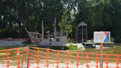 Bild: tk
Alles, was am Piratenspielplatz mit Wasser zu tun hat, darf nicht genutzt werden. Wie lange das so sein wird, kann im Moment niemand sagen.