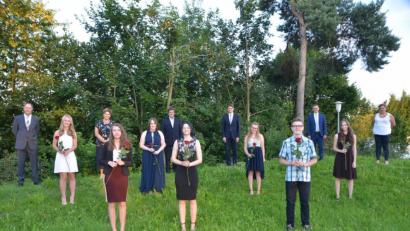 Bild: dob
Julia Gollwitzer aus Waldthurn (vorne, Mitte) überzeugt mit einem Notendurchschnitt von 1,22 und einem glatten Prüfungsergebnis von 1,0. Für diese Leistung erhält sie einen Sonderpreis. Corinna Meckl aus Spielberg (vorne, links) schafft einen Notendurchschnitt von 1,33 und Raphael Heuberger aus Woppenhof bei Tännesberg (vorne, rechts) einen von 1,44. Alle M-Schüler haben damit die Mittlere Reife in der Tasche.