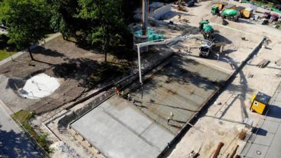 Bild: HWK-Schönig/exb
Der Neubau der Handwerkskammer in Schwandorf schreitet – Corona zum Trotz – zügig voran. Vor kurzem wurde die Bodenplatte gegossen.