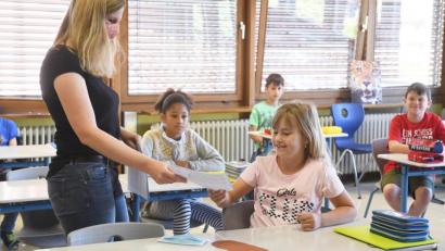 Bild: Gabi Schönberger
Eine Lehrerin verteilt an der Clausnitzer Grundschule in Weiden die Zeugnisse.