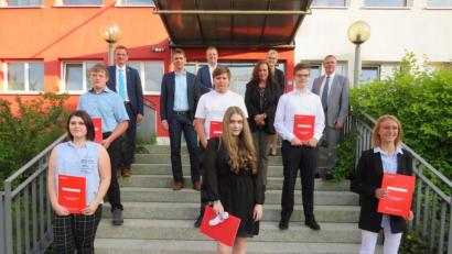 Bild: adj
Mit den Klassenlehrern, Rektorin Gabriela Reitinger Maier und den drei Bürgermeistern stellten sich die Klassenbesten der 9. und 10. Abschlussklasse der Mittelschule Altenstadt in gebührendem Abstand zum Erinnerungsfoto. Vorne von links:
Lara Cimbal, Tamara Rottmann und Anja Mai; Zweite Reihe von links: Stefan Gruber, Luca Schumacher und Alexander Rutkowski.