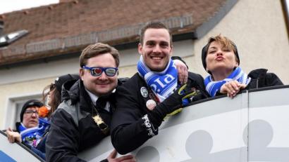 Bild: gb
Vorsitzende Tanja Gradl zusammen mit Präsident Georg Krapfl (links) und Vizepräsident Jonas Rehberg auf dem Prunkwagen: Solche Bilder wie beim diesjährigen Faschingsumzug in Neustadt/WN wird es in der kommenden Session nicht geben. Die Faschingsgesellschaft Plößberg hat für 2020/21 alle Veranstaltungen abgesagt.